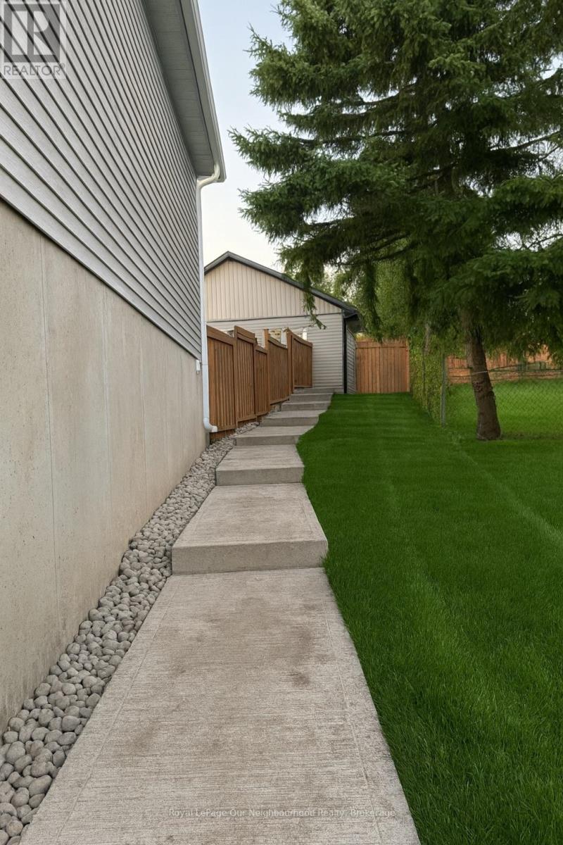 3 - 1123 Towerhill Court, Peterborough (Northcrest Ward 5), Ontario  K9H 7M6 - Photo 9 - X12442742