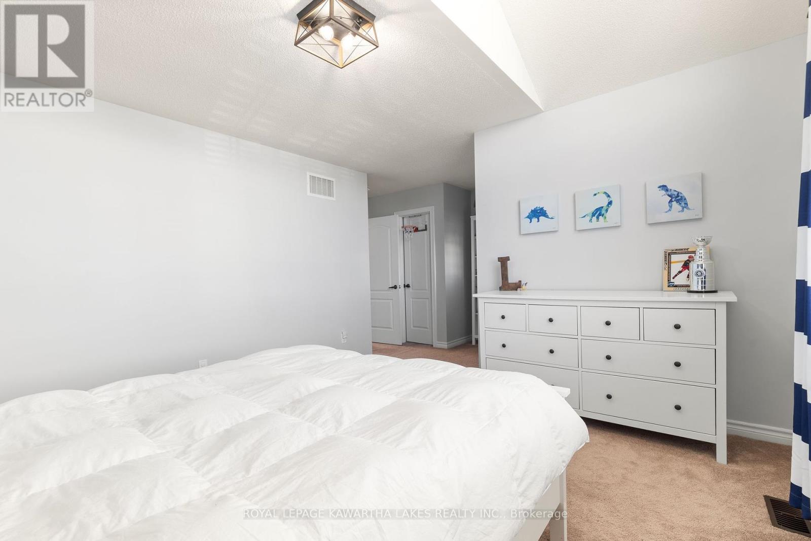 29 Logan Lane, Kawartha Lakes (Lindsay), Ontario  K9V 0L3 - Photo 33 - X12443827