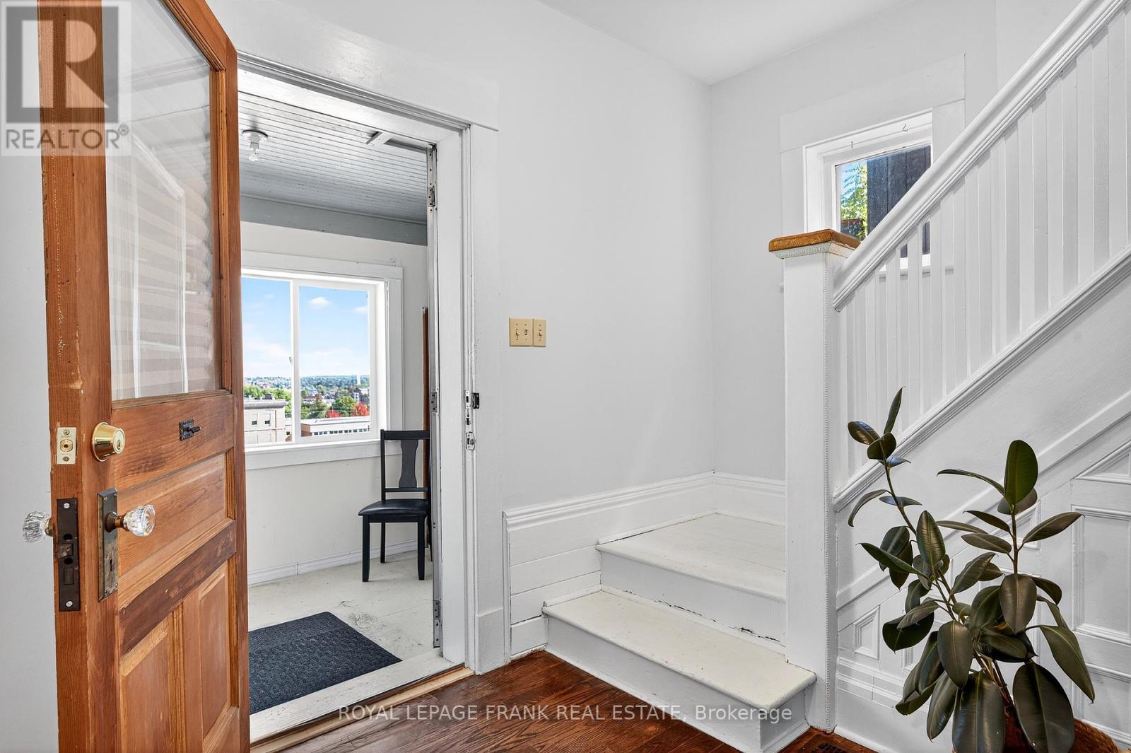 1217 Grandview Avenue, Peterborough (Otonabee Ward 1), Ontario  K9J 5P7 - Photo 5 - X12444988