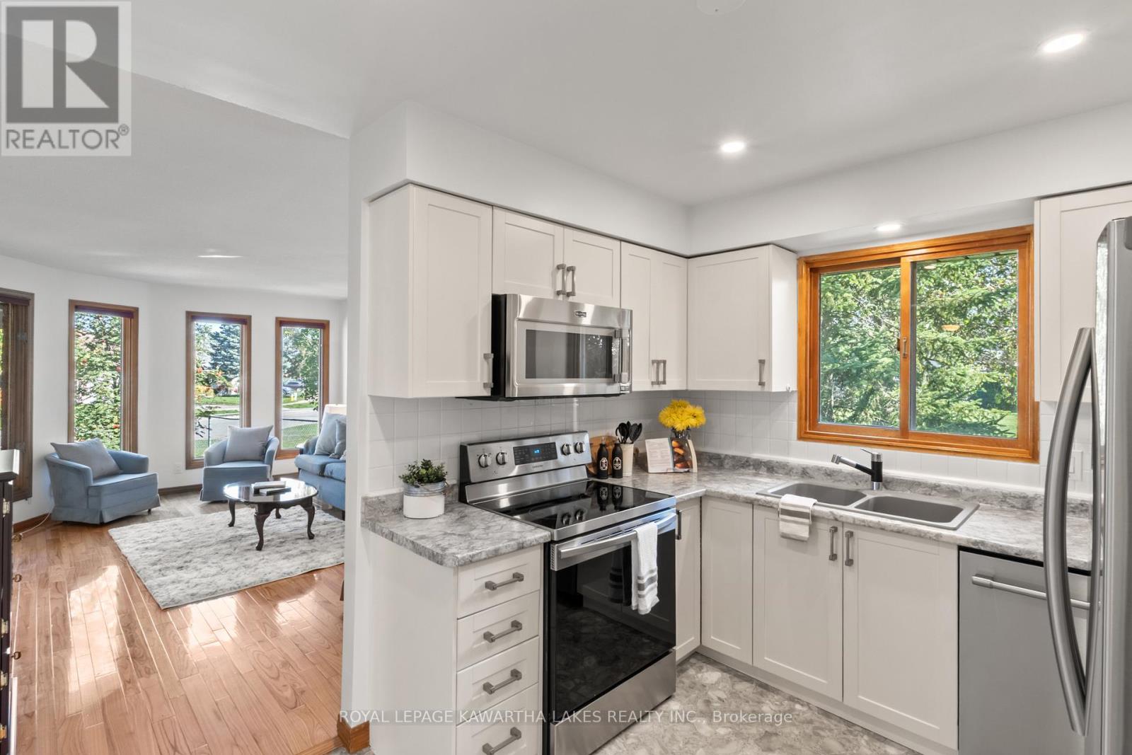 195 Elgin Street W, Kawartha Lakes (Lindsay), Ontario  K9V 6B1 - Photo 11 - X12445130