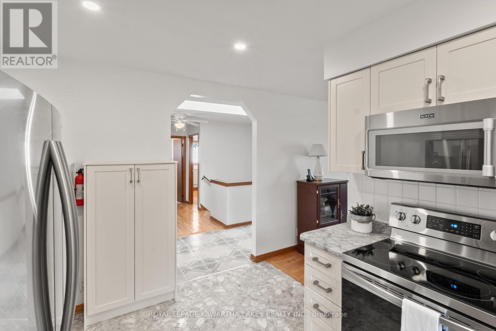195 Elgin Street W, Kawartha Lakes (Lindsay), Ontario  K9V 6B1 - Photo 12 - X12445130