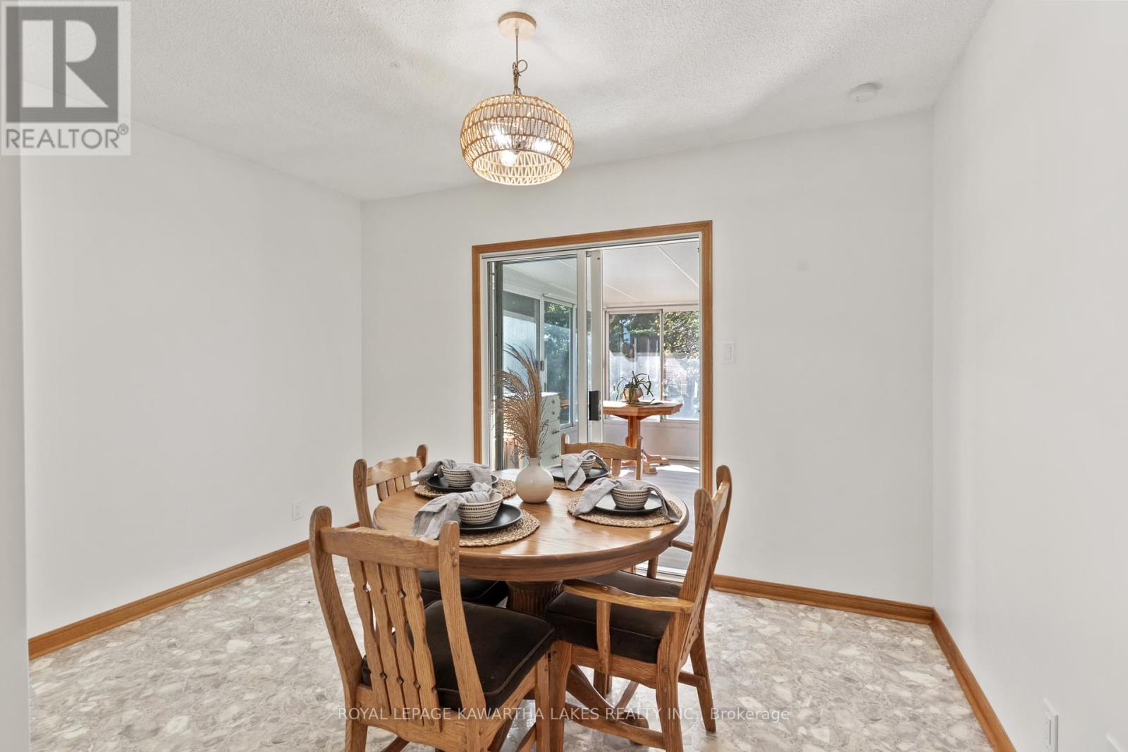 195 Elgin Street W, Kawartha Lakes (Lindsay), Ontario  K9V 6B1 - Photo 14 - X12445130