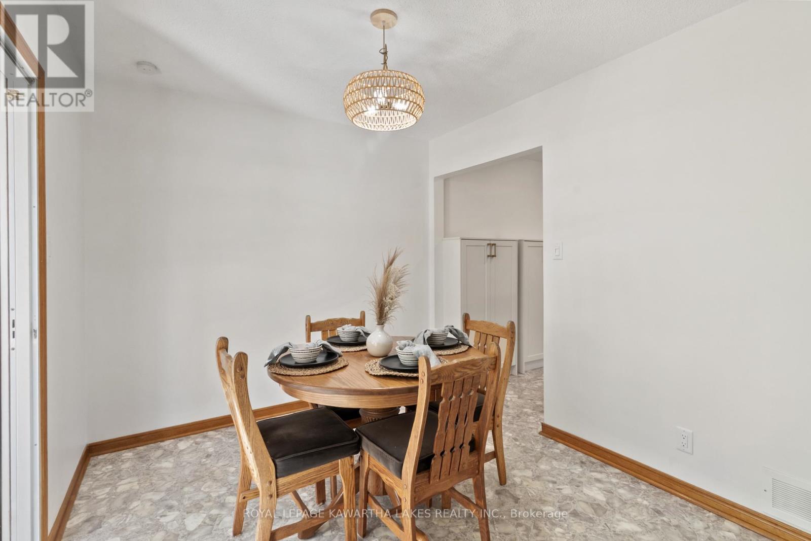 195 Elgin Street W, Kawartha Lakes (Lindsay), Ontario  K9V 6B1 - Photo 15 - X12445130