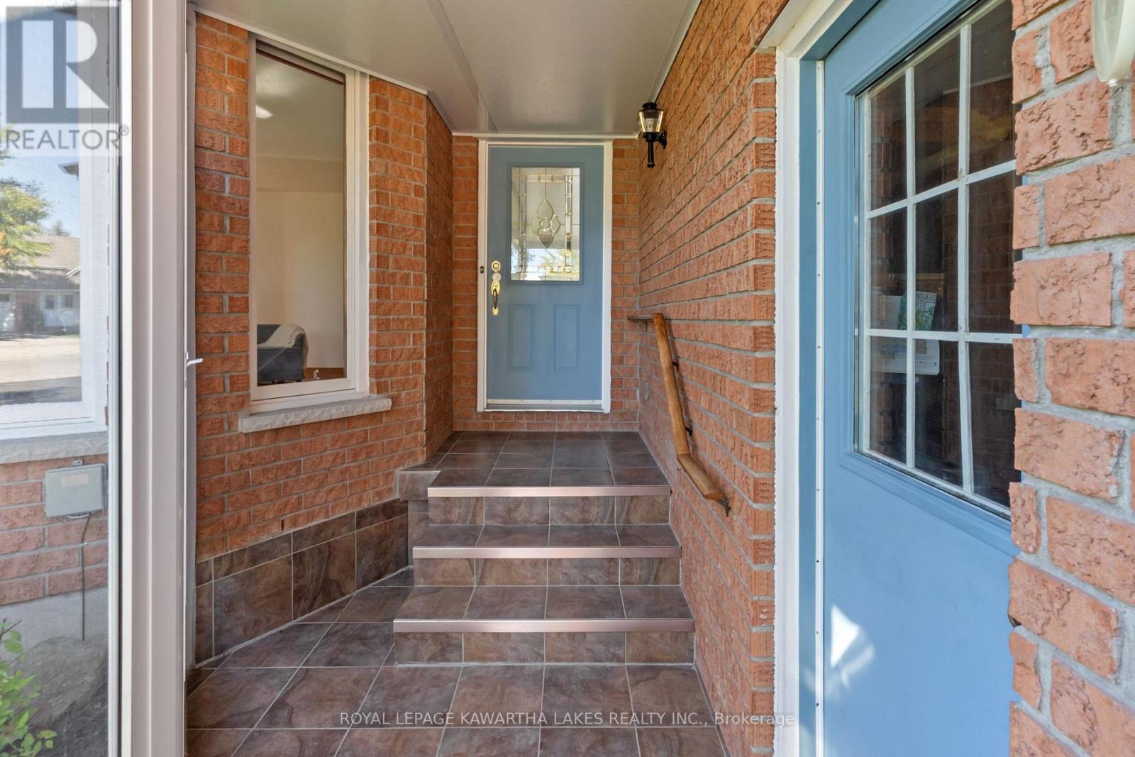 195 Elgin Street W, Kawartha Lakes (Lindsay), Ontario  K9V 6B1 - Photo 3 - X12445130