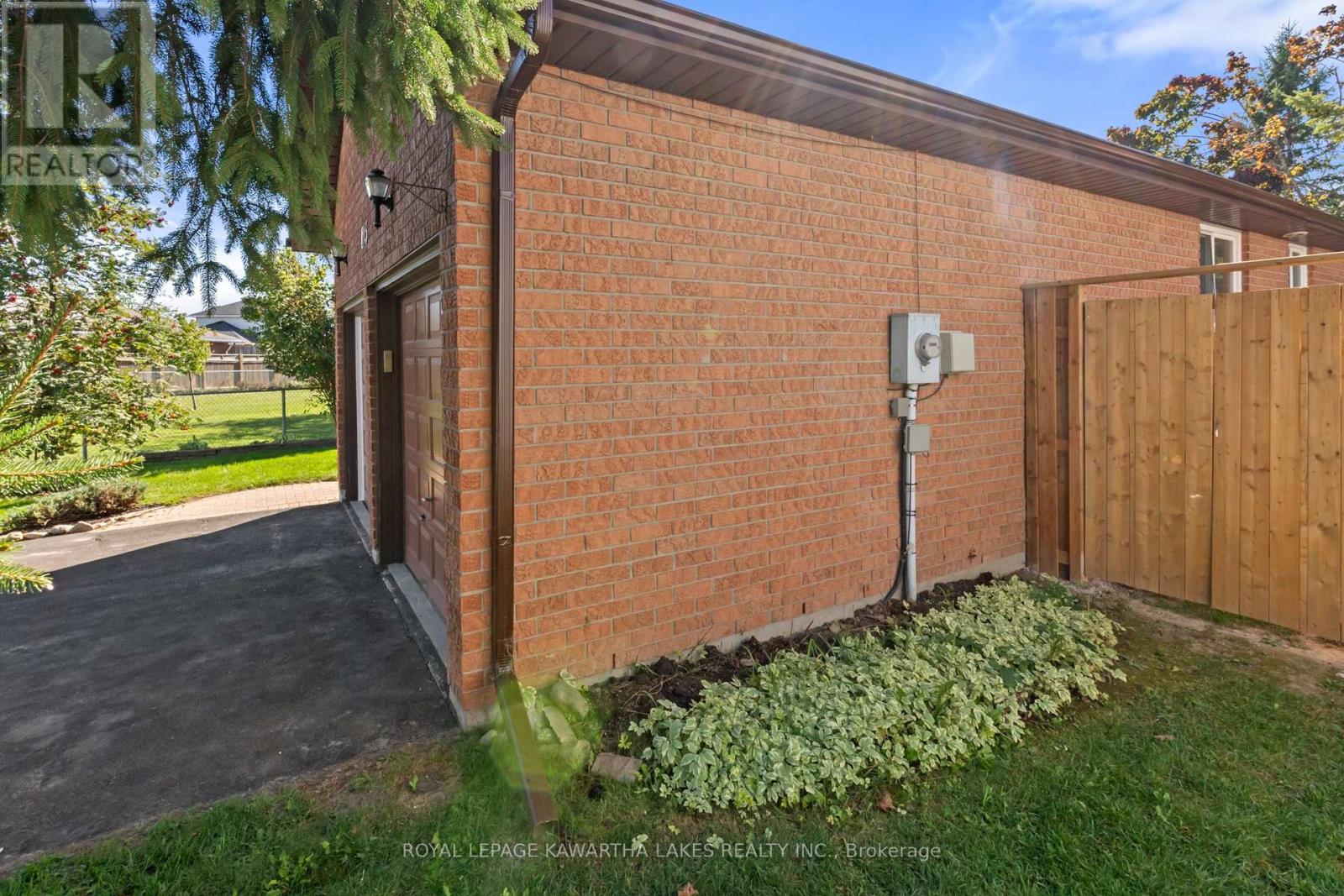 195 Elgin Street W, Kawartha Lakes (Lindsay), Ontario  K9V 6B1 - Photo 37 - X12445130
