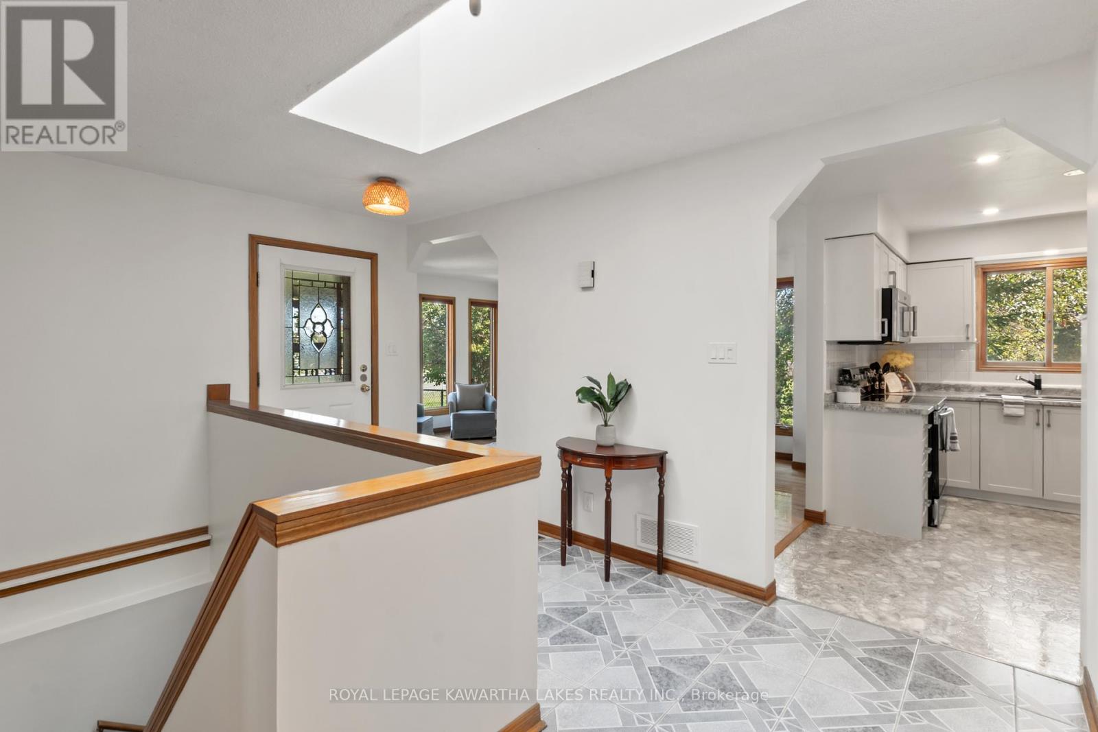 195 Elgin Street W, Kawartha Lakes (Lindsay), Ontario  K9V 6B1 - Photo 6 - X12445130