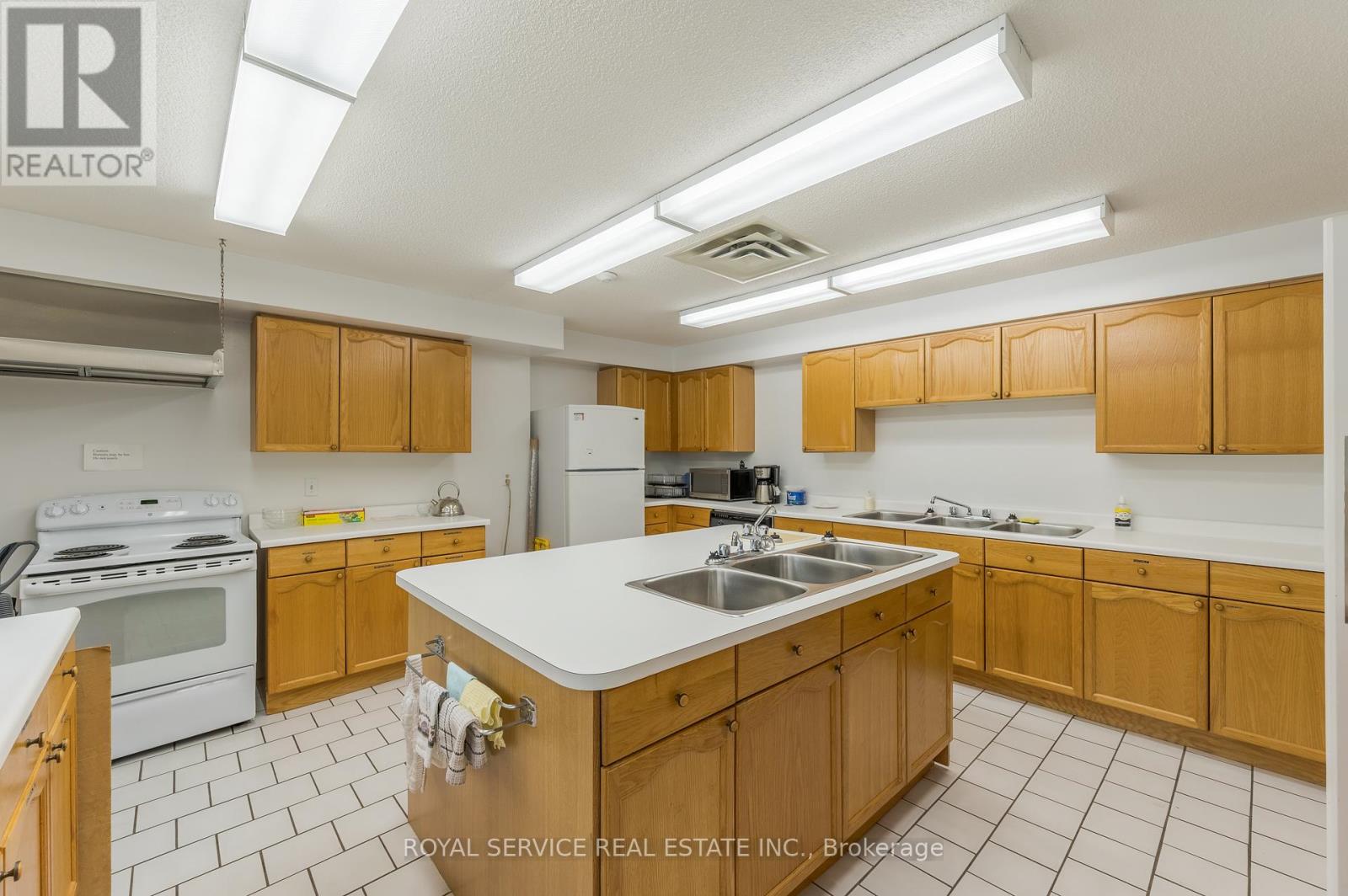 215 - 921 Armour Road, Peterborough (Ashburnham Ward 4), Ontario  K9H 7K5 - Photo 30 - X12447000