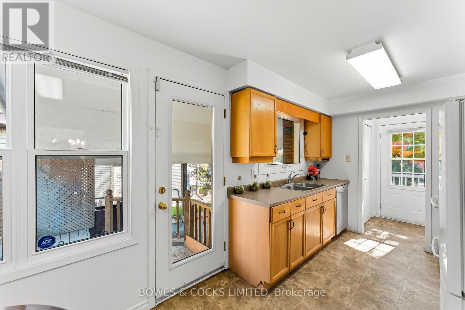 540 Montcalm Drive, Peterborough (Northcrest Ward 5), Ontario  K9H 6S7 - Photo 12 - X12447159