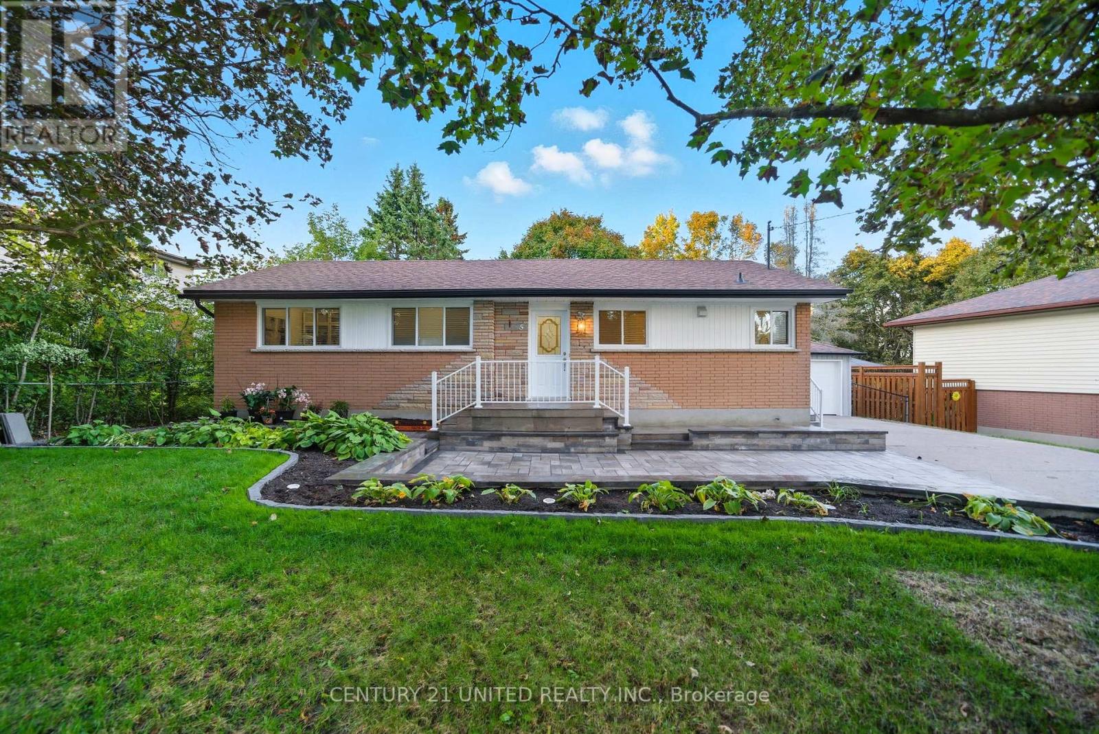 5 Ferndale Avenue, Peterborough (Monaghan Ward 2), Ontario  K9J 1L9 - Photo 2 - X12448059