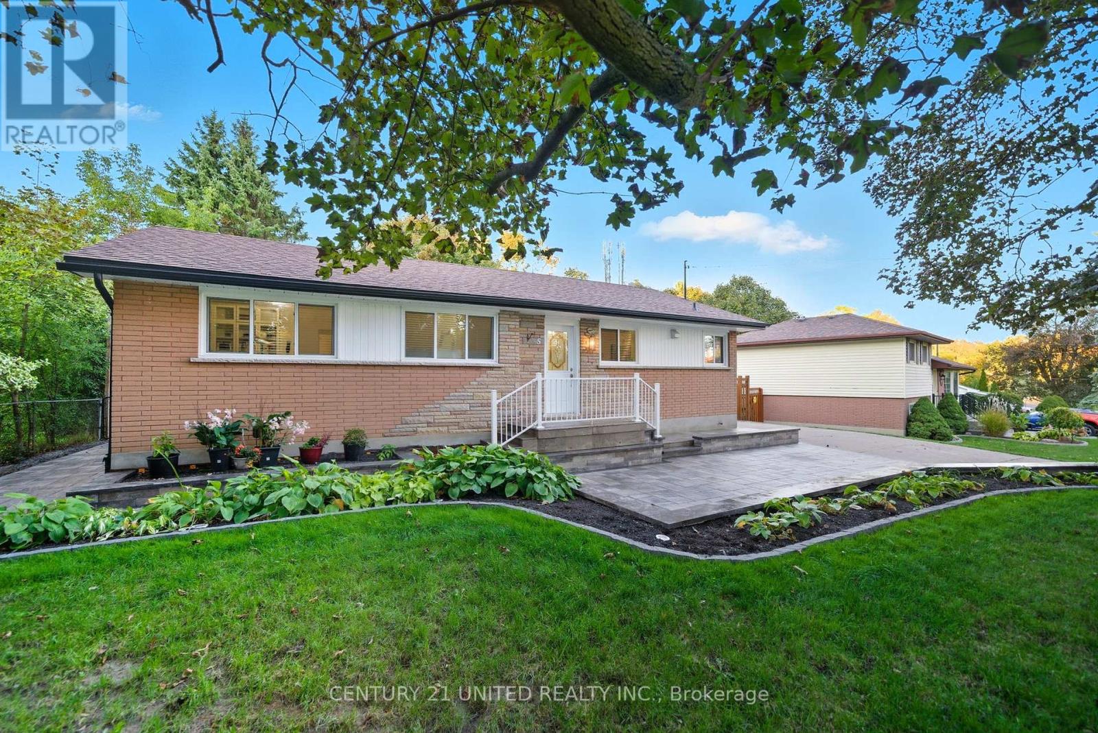 5 Ferndale Avenue, Peterborough (Monaghan Ward 2), Ontario  K9J 1L9 - Photo 3 - X12448059