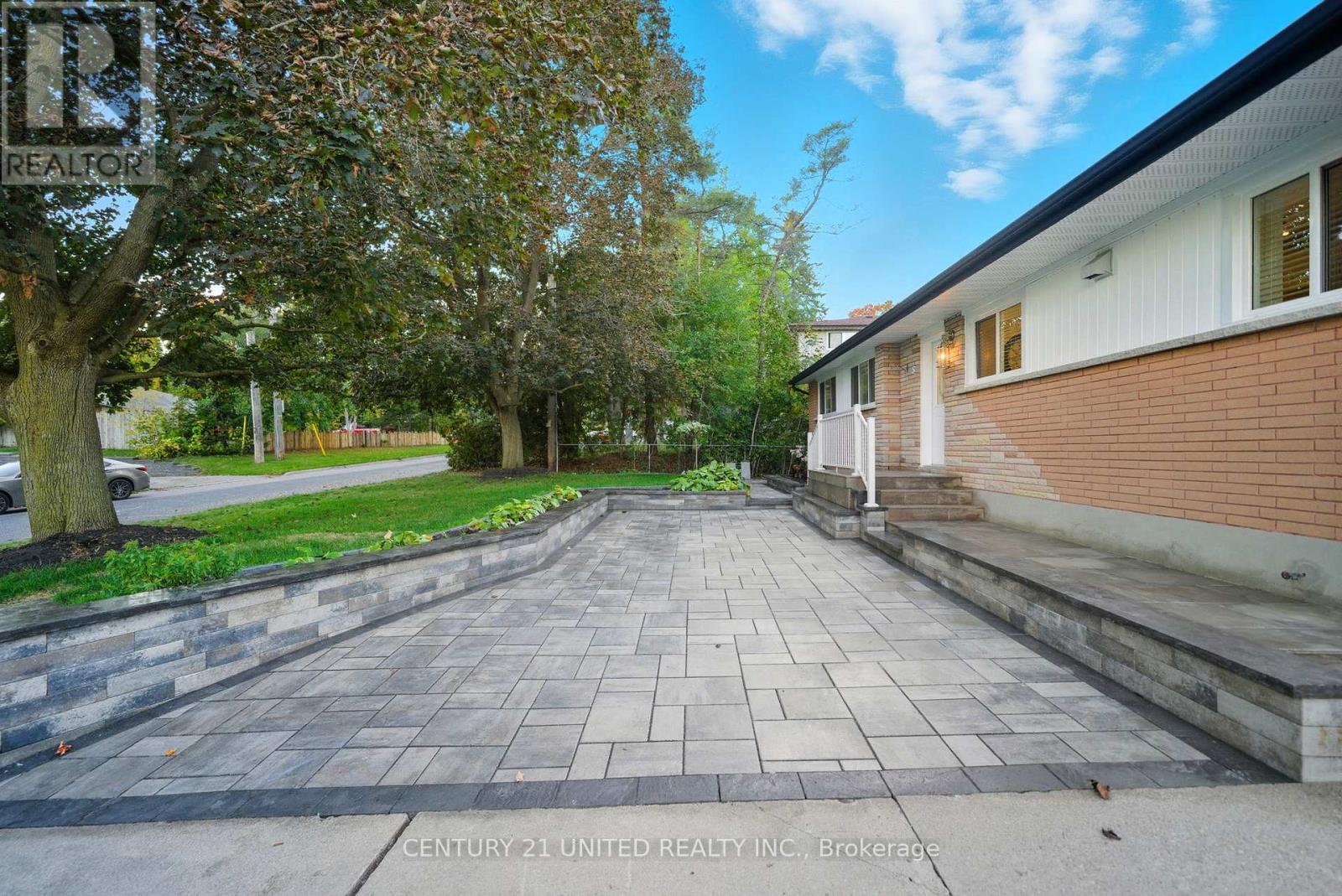 5 Ferndale Avenue, Peterborough (Monaghan Ward 2), Ontario  K9J 1L9 - Photo 4 - X12448059