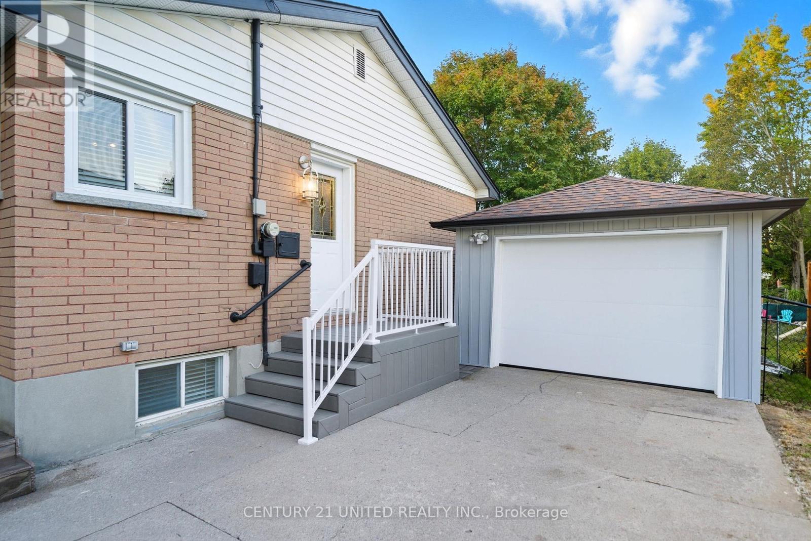 5 Ferndale Avenue, Peterborough (Monaghan Ward 2), Ontario  K9J 1L9 - Photo 5 - X12448059