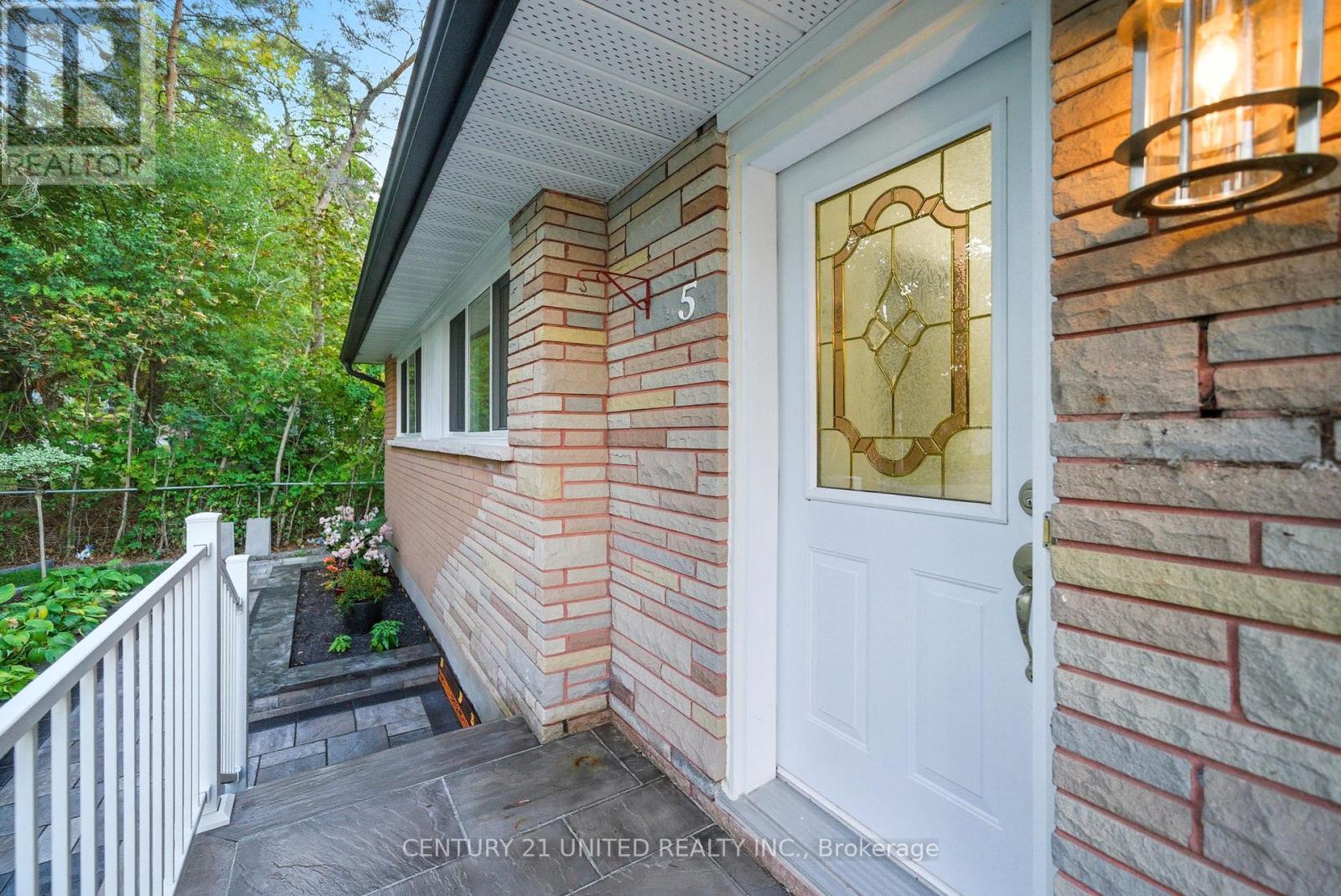 5 Ferndale Avenue, Peterborough (Monaghan Ward 2), Ontario  K9J 1L9 - Photo 6 - X12448059