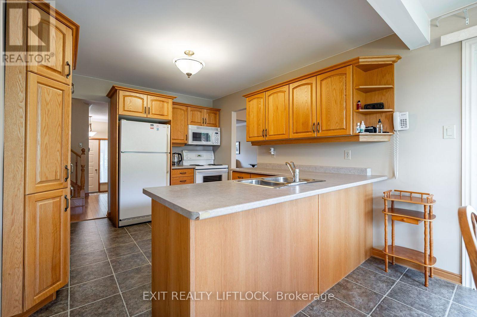 962 Golfview Road, Peterborough (Otonabee Ward 1), Ontario  K9J 7W4 - Photo 15 - X12448662