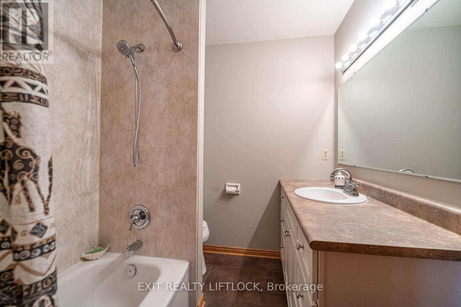 962 Golfview Road, Peterborough (Otonabee Ward 1), Ontario  K9J 7W4 - Photo 23 - X12448662