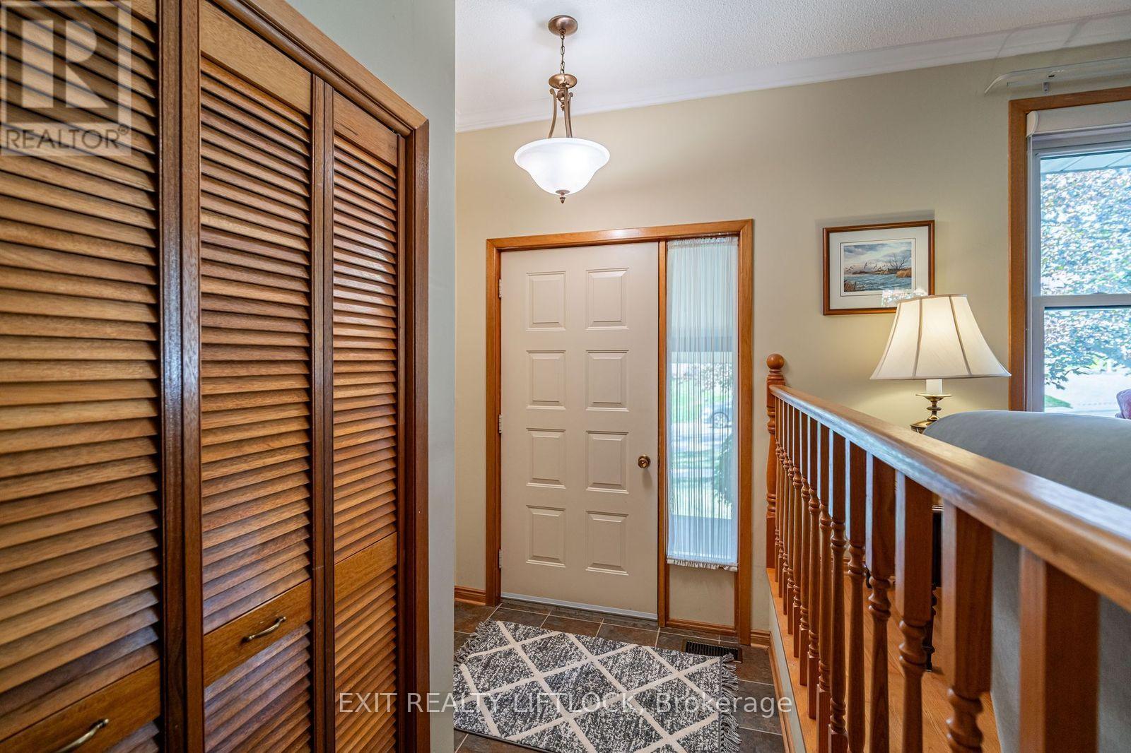 962 Golfview Road, Peterborough (Otonabee Ward 1), Ontario  K9J 7W4 - Photo 5 - X12448662