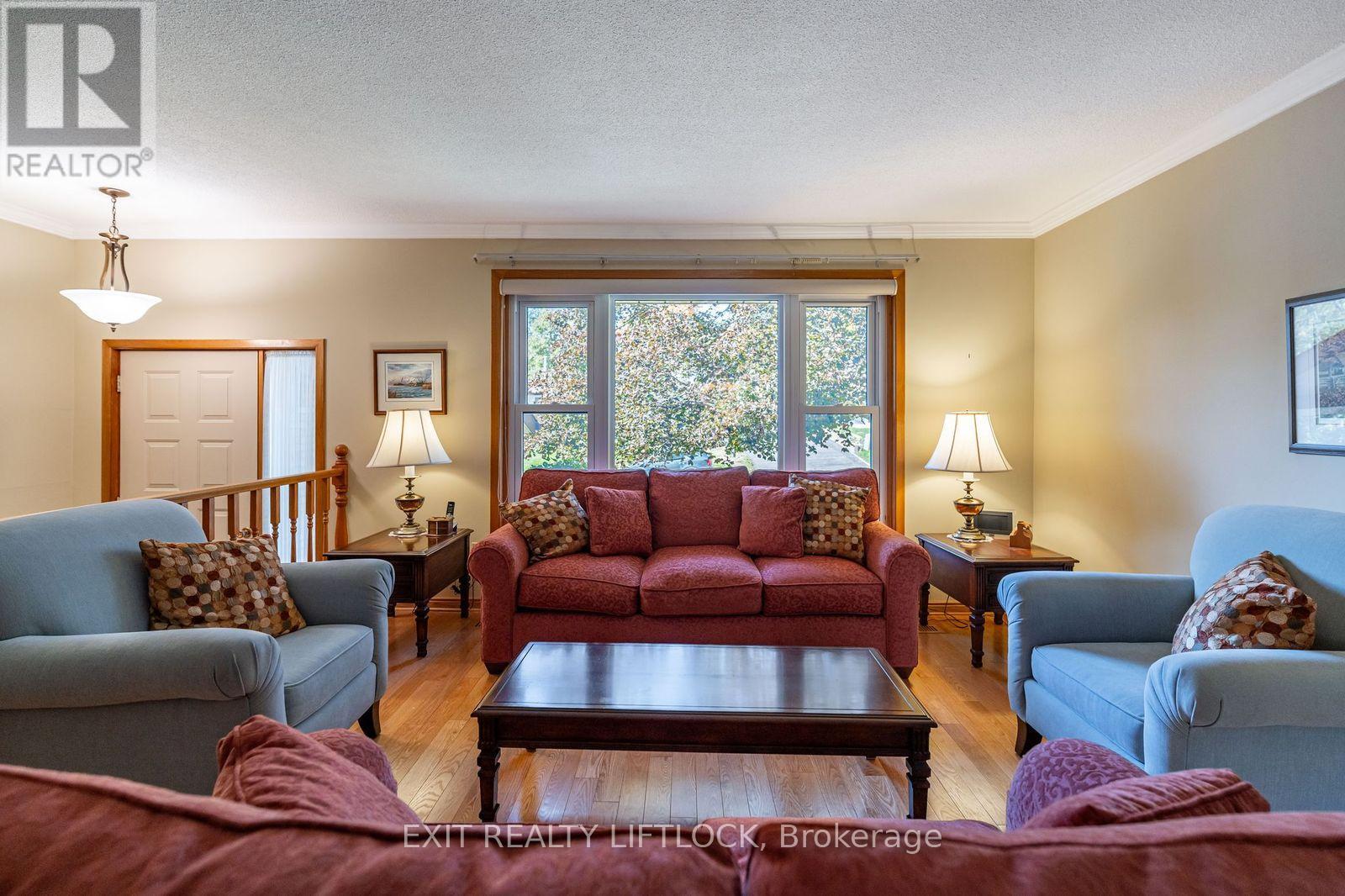 962 Golfview Road, Peterborough (Otonabee Ward 1), Ontario  K9J 7W4 - Photo 8 - X12448662