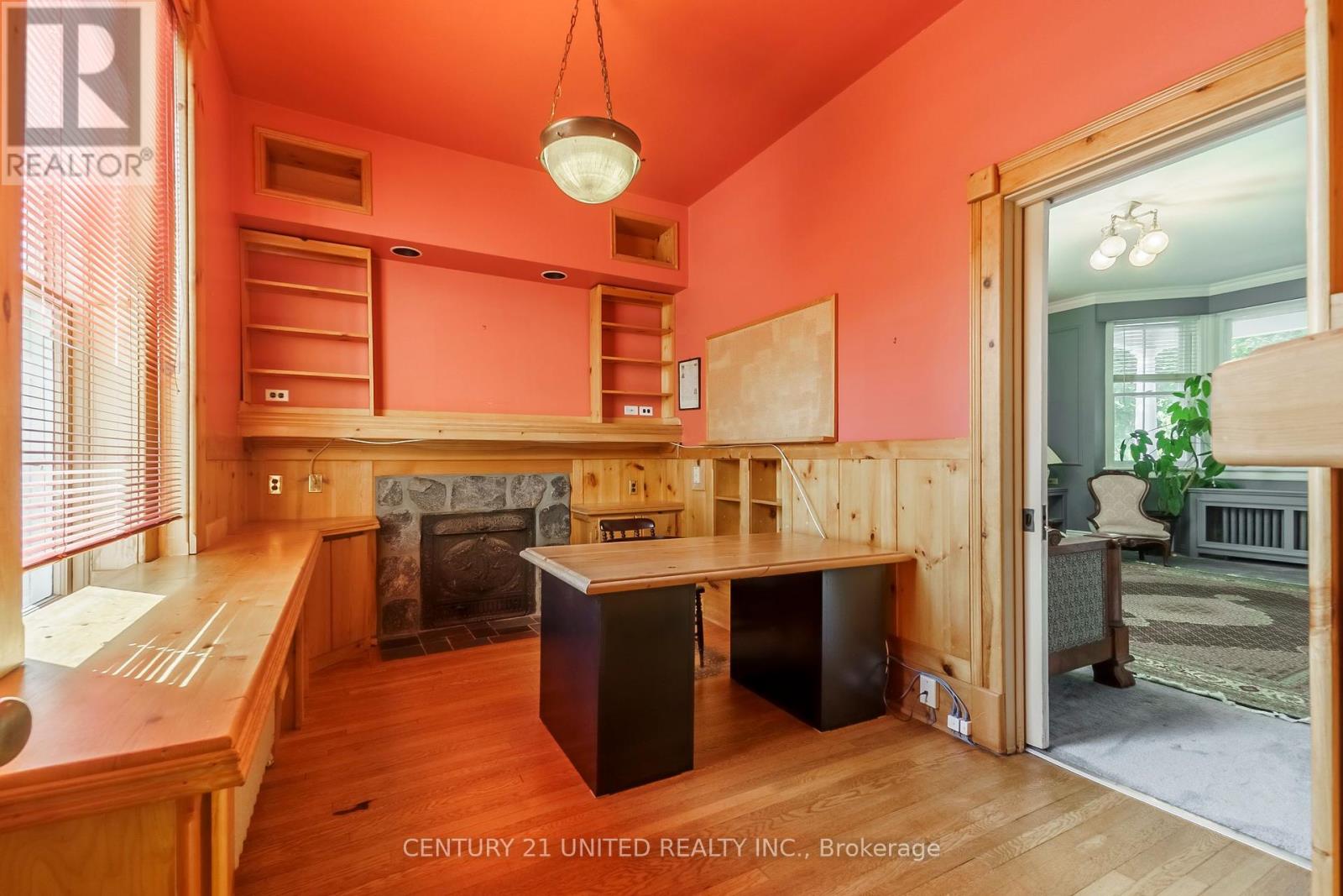 463 Hunter Street W, Peterborough (Town Ward 3), Ontario  K9H 2M7 - Photo 10 - X12449068