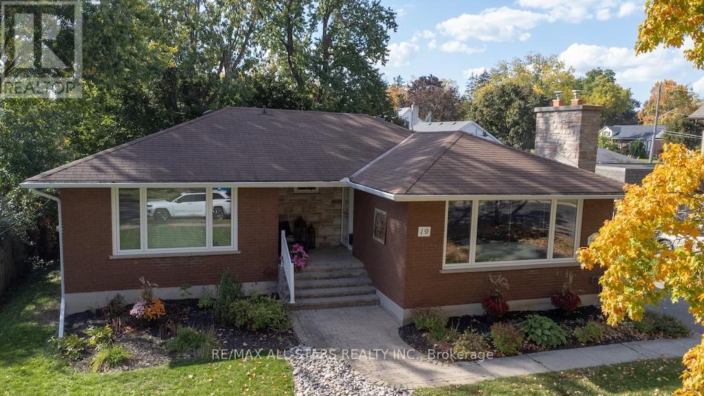 19 Adelaide Street S, Kawartha Lakes (Lindsay), Ontario  K9V 3J4 - Photo 2 - X12449576