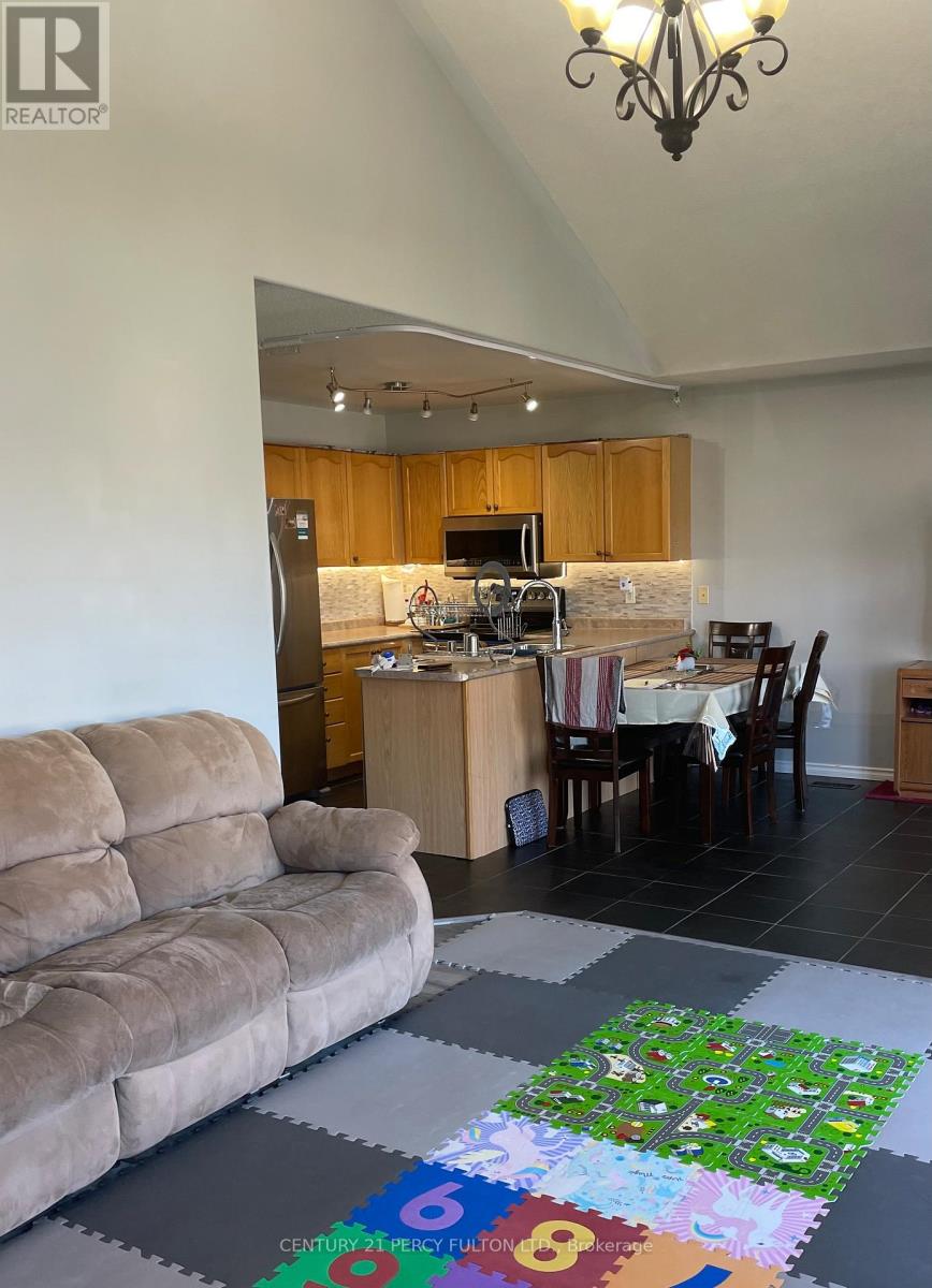 181 Parcells Crescent, Peterborough (Otonabee Ward 1), Ontario  K9K 2P2 - Photo 5 - X12450069