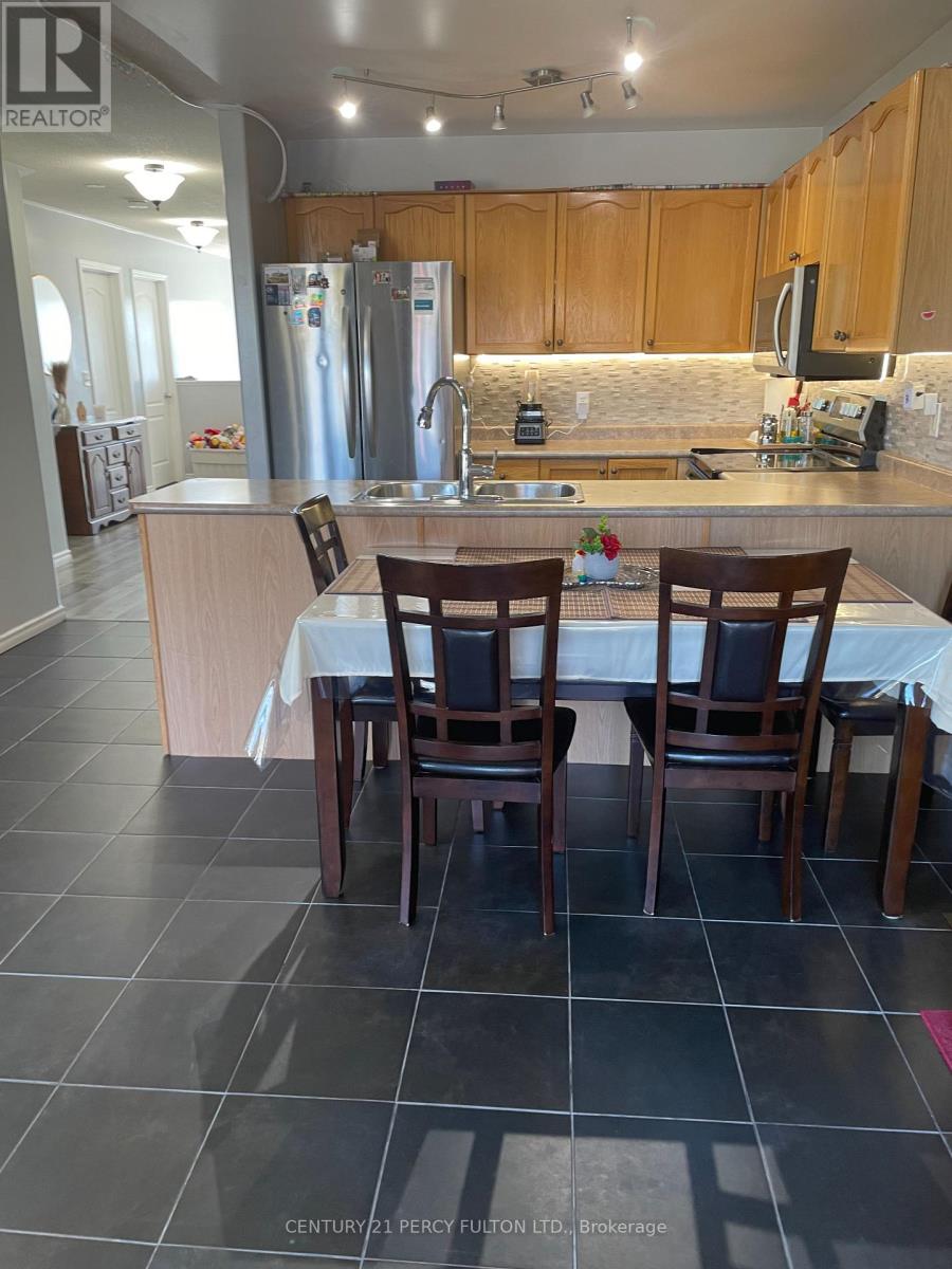 181 Parcells Crescent, Peterborough (Otonabee Ward 1), Ontario  K9K 2P2 - Photo 6 - X12450069
