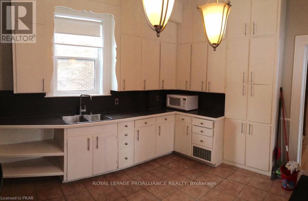 199 Dalhousie Street, Peterborough (Town Ward 3), Ontario  K9J 2M1 - Photo 7 - X12451169