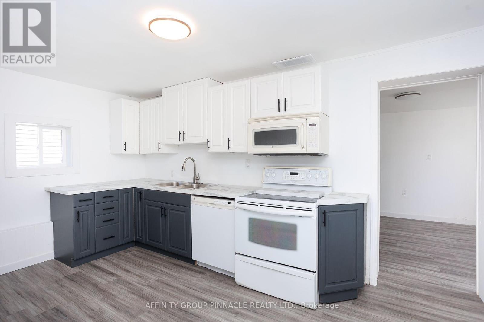 6 Duke Street, Kawartha Lakes (Lindsay), Ontario  K9V 2K4 - Photo 12 - X12452788