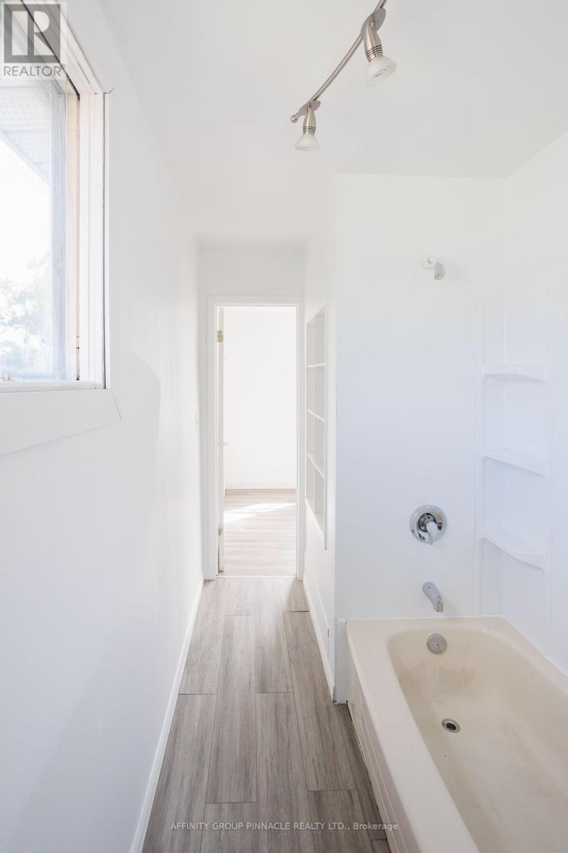 6 Duke Street, Kawartha Lakes (Lindsay), Ontario  K9V 2K4 - Photo 34 - X12452788