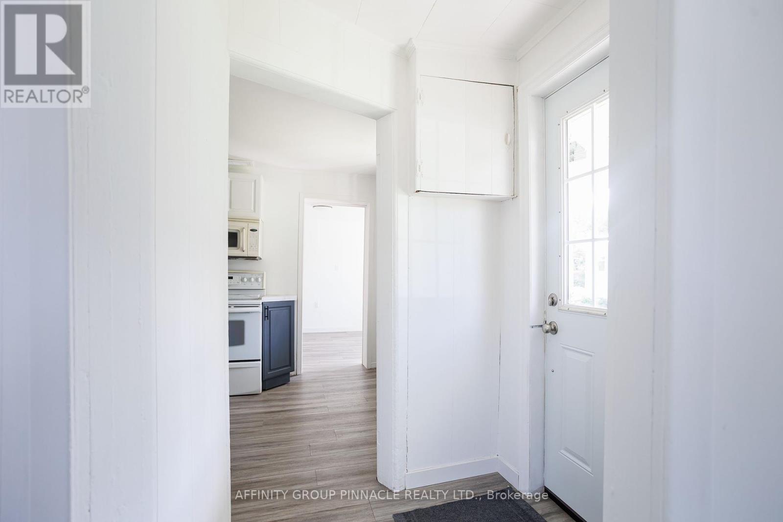 6 Duke Street, Kawartha Lakes (Lindsay), Ontario  K9V 2K4 - Photo 8 - X12452788