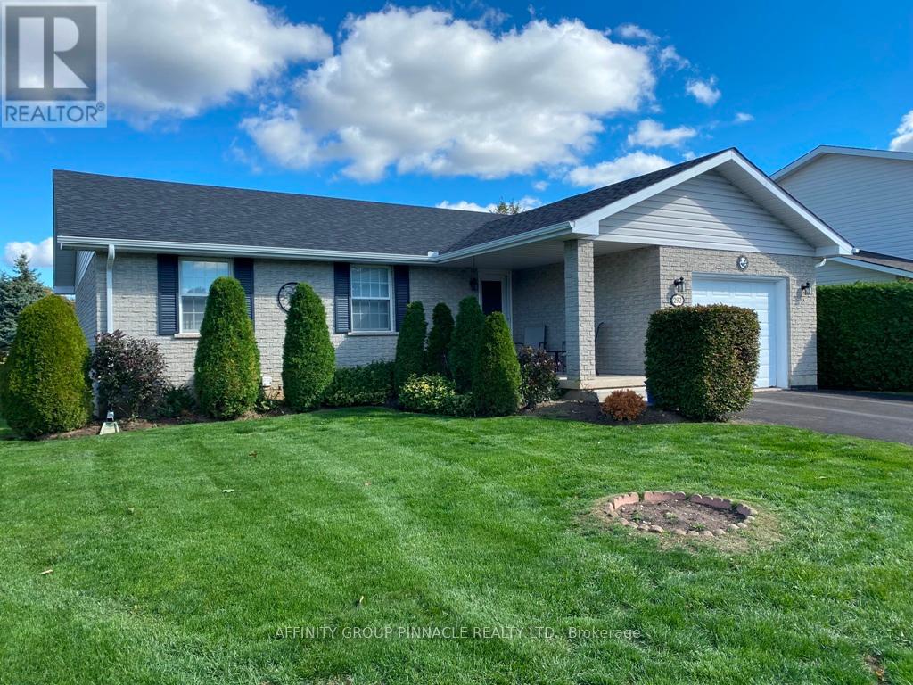 292 Victoria Avenue N, Kawartha Lakes (Lindsay), Ontario  K9V 6A8 - Photo 1 - X12453449