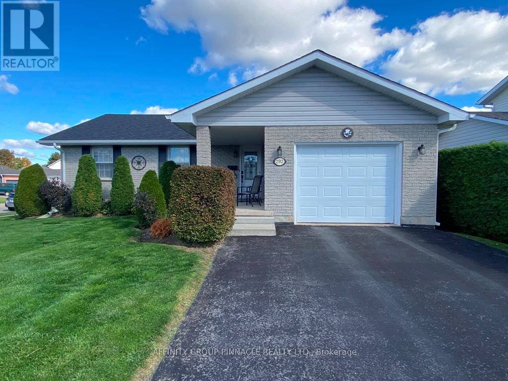 292 Victoria Avenue N, Kawartha Lakes (Lindsay), Ontario  K9V 6A8 - Photo 2 - X12453449