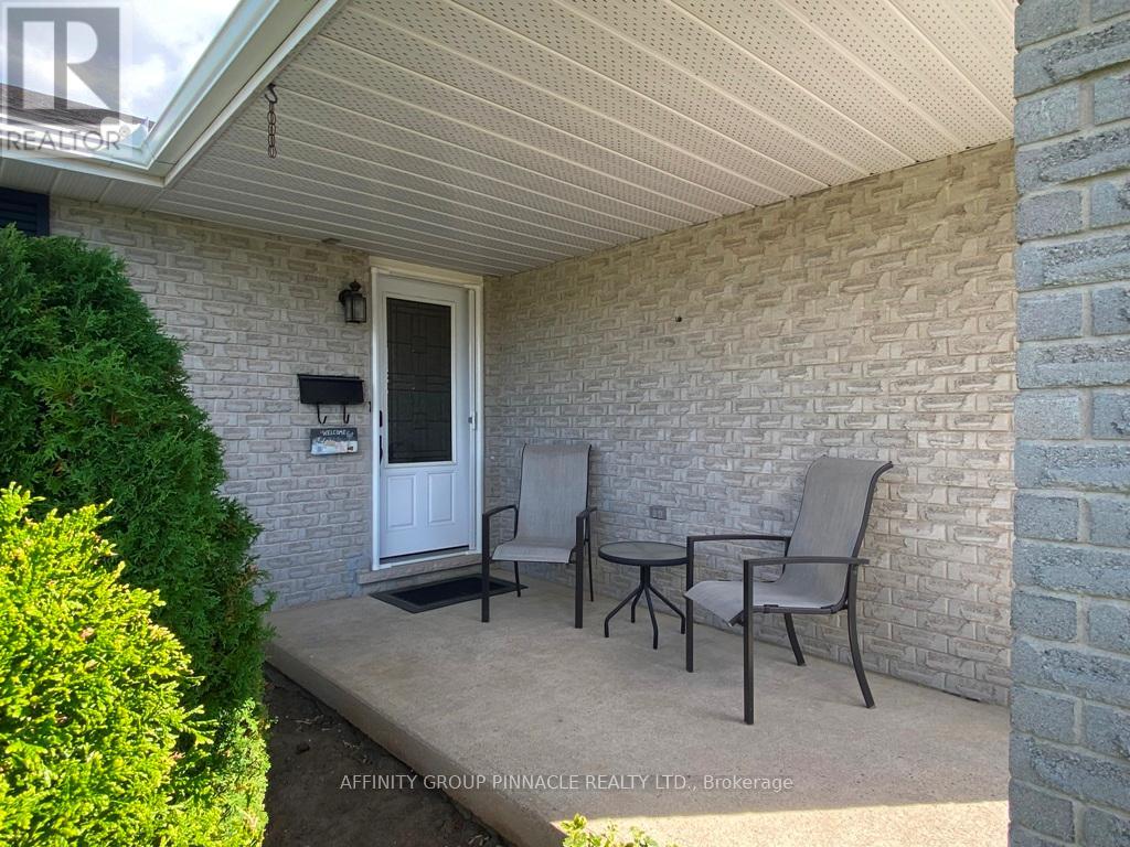 292 Victoria Avenue N, Kawartha Lakes (Lindsay), Ontario  K9V 6A8 - Photo 4 - X12453449