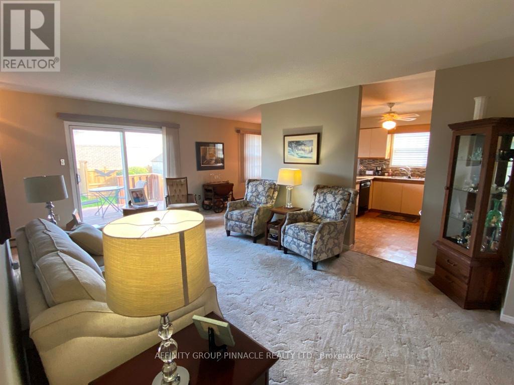 292 Victoria Avenue N, Kawartha Lakes (Lindsay), Ontario  K9V 6A8 - Photo 6 - X12453449