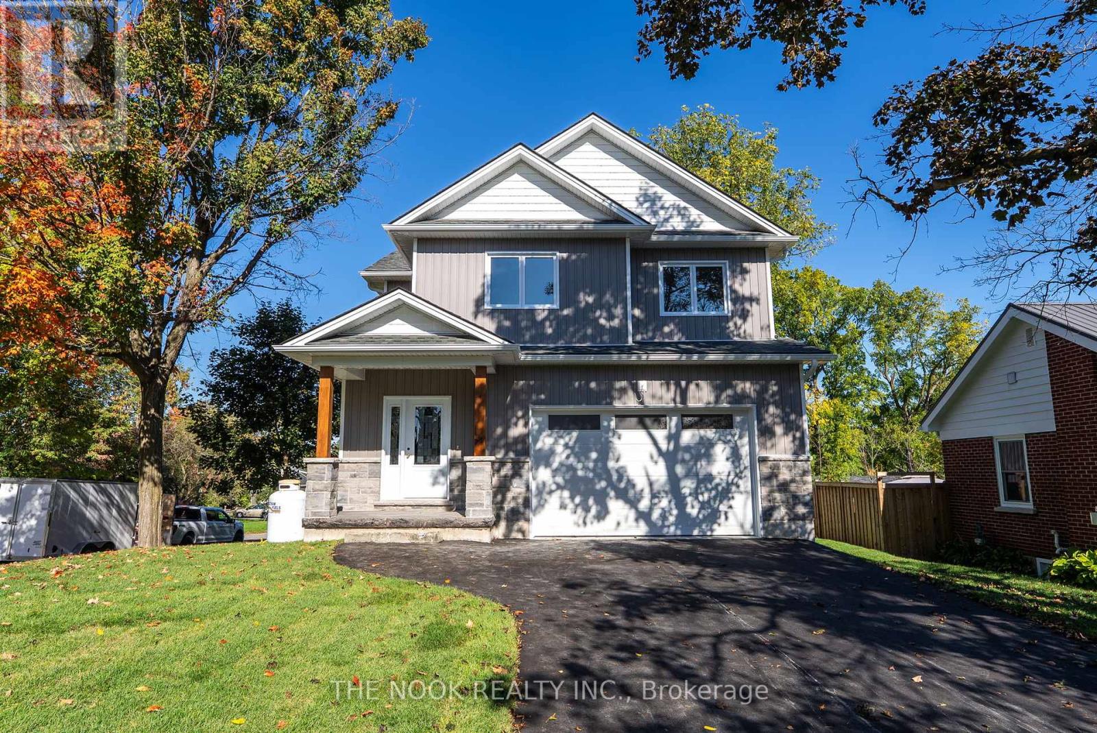 50 Russell Street E, Kawartha Lakes (Lindsay), Ontario  K9V 2A6 - Photo 1 - X12453610