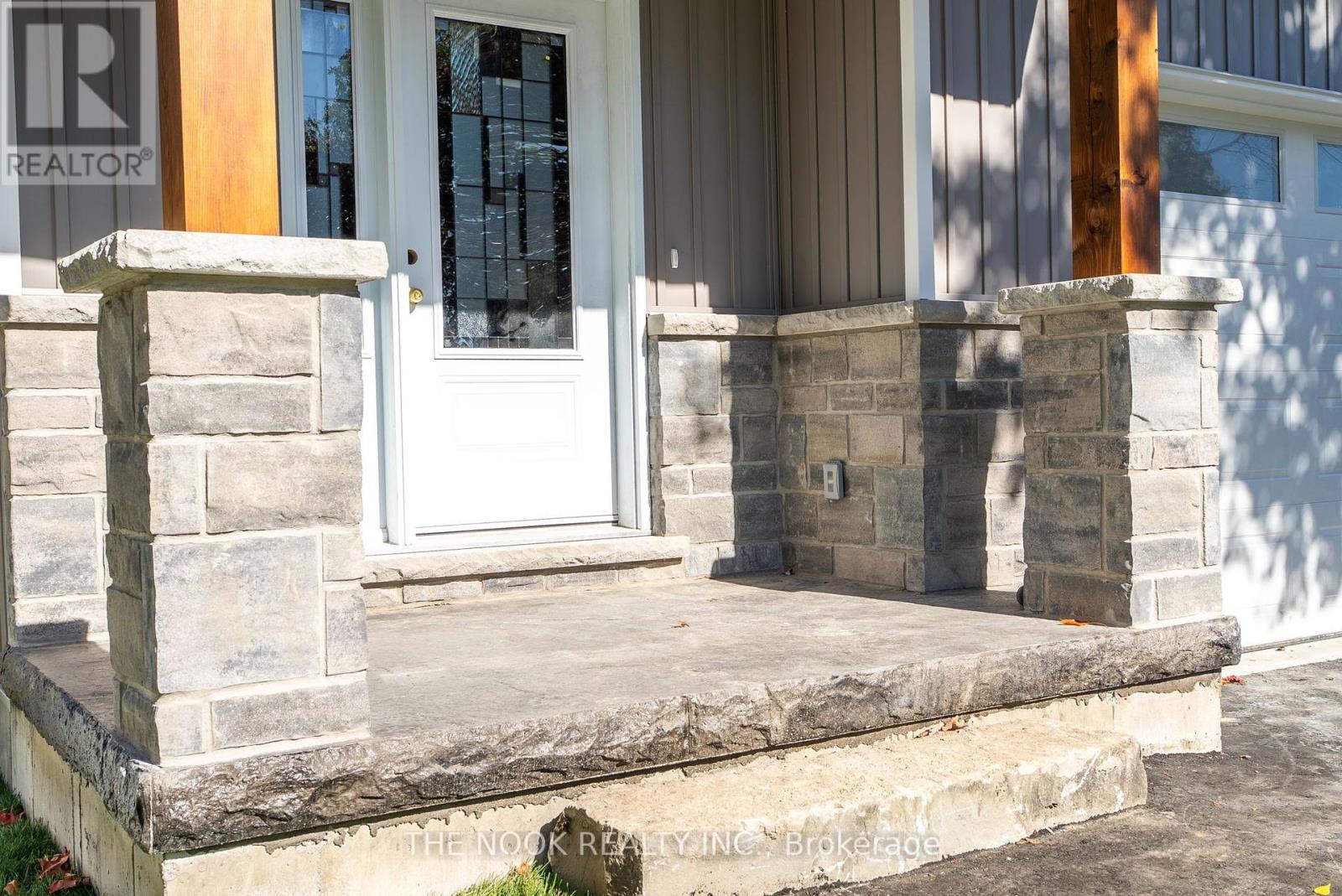50 Russell Street E, Kawartha Lakes (Lindsay), Ontario  K9V 2A6 - Photo 4 - X12453610
