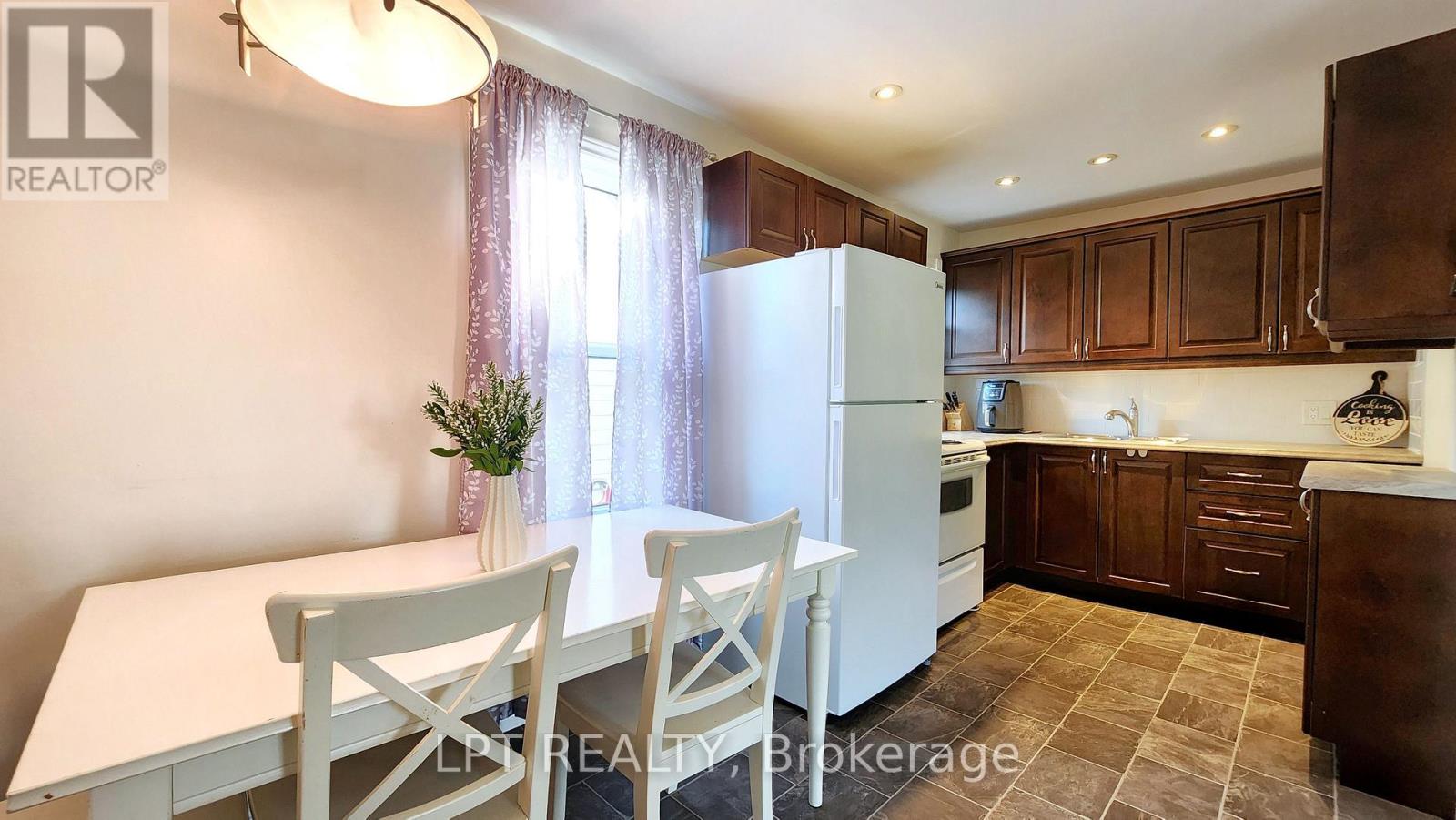 772 Duffus Street, Peterborough (Otonabee Ward 1), Ontario  K9J 4K4 - Photo 5 - X12453738