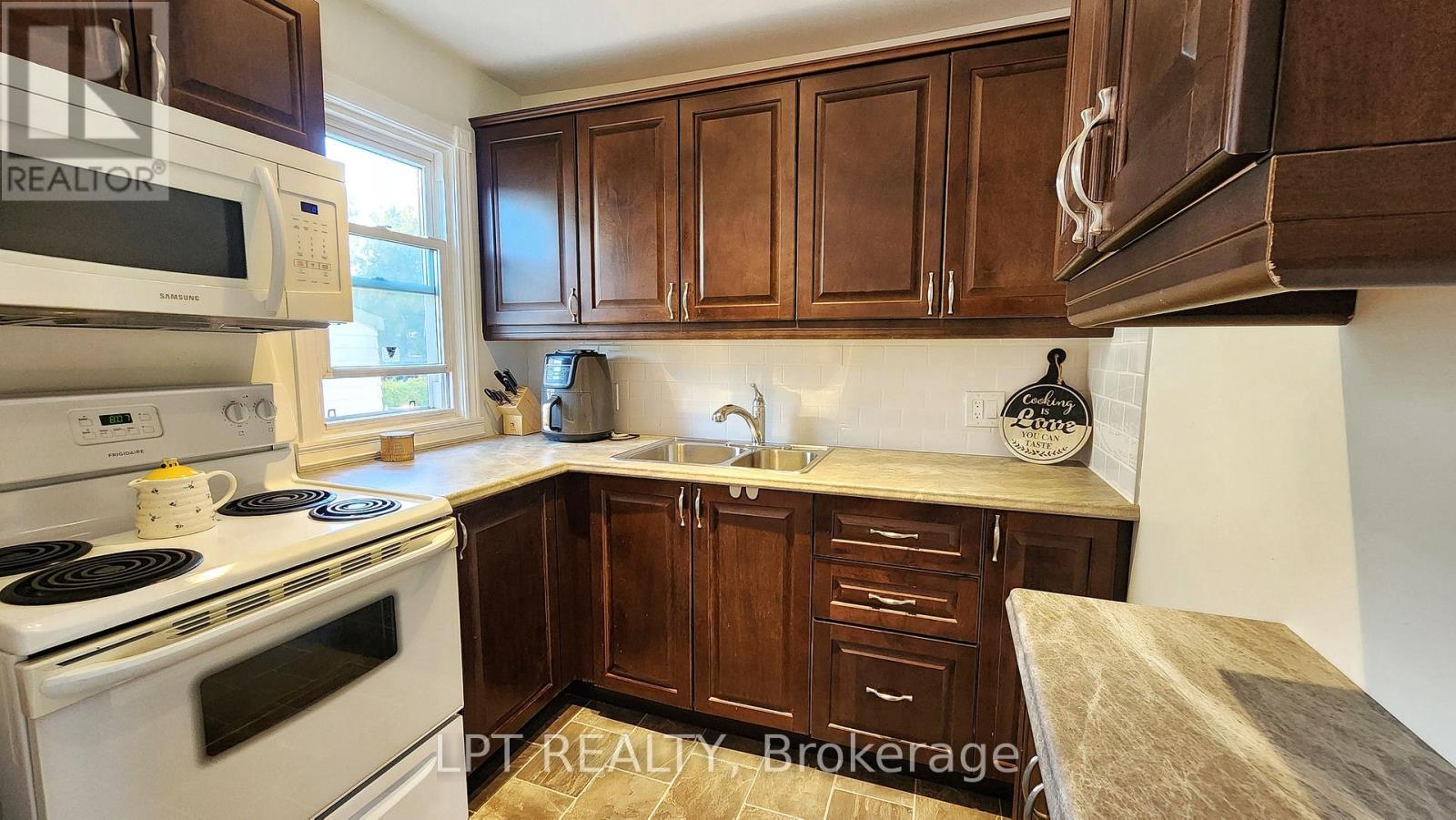 772 Duffus Street, Peterborough (Otonabee Ward 1), Ontario  K9J 4K4 - Photo 6 - X12453738