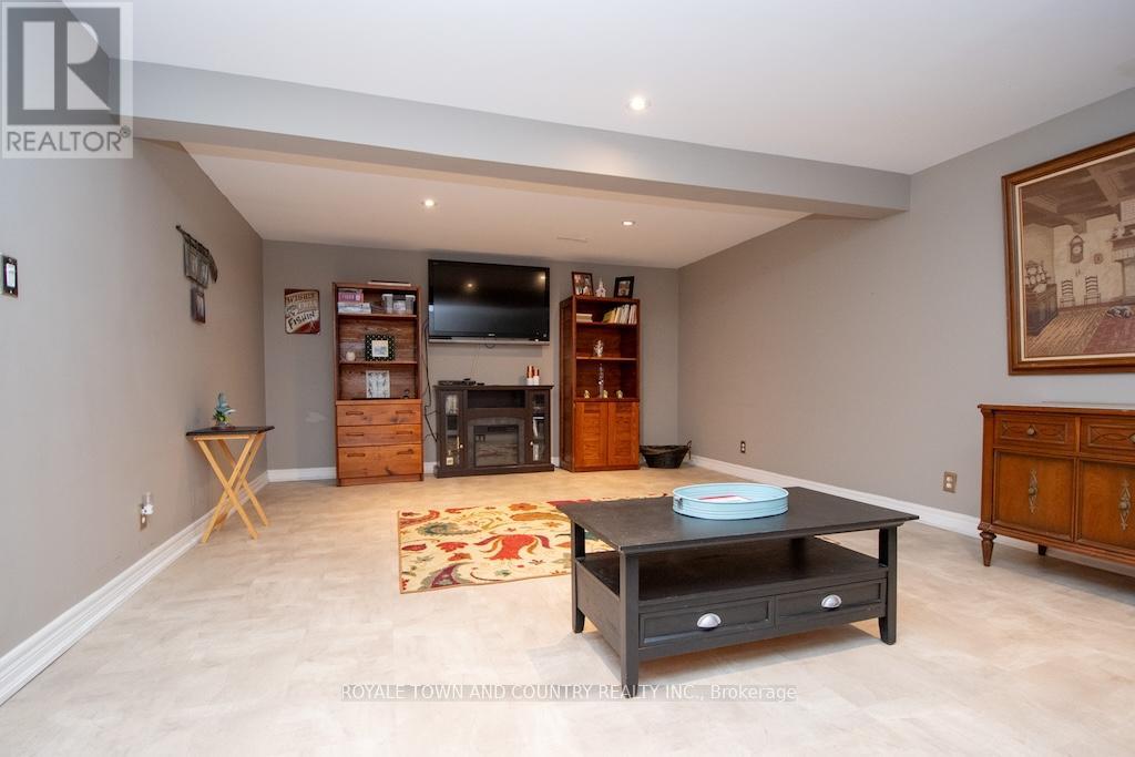 176 Elgin Street, Kawartha Lakes (Lindsay), Ontario  K9V 6B3 - Photo 35 - X12454119