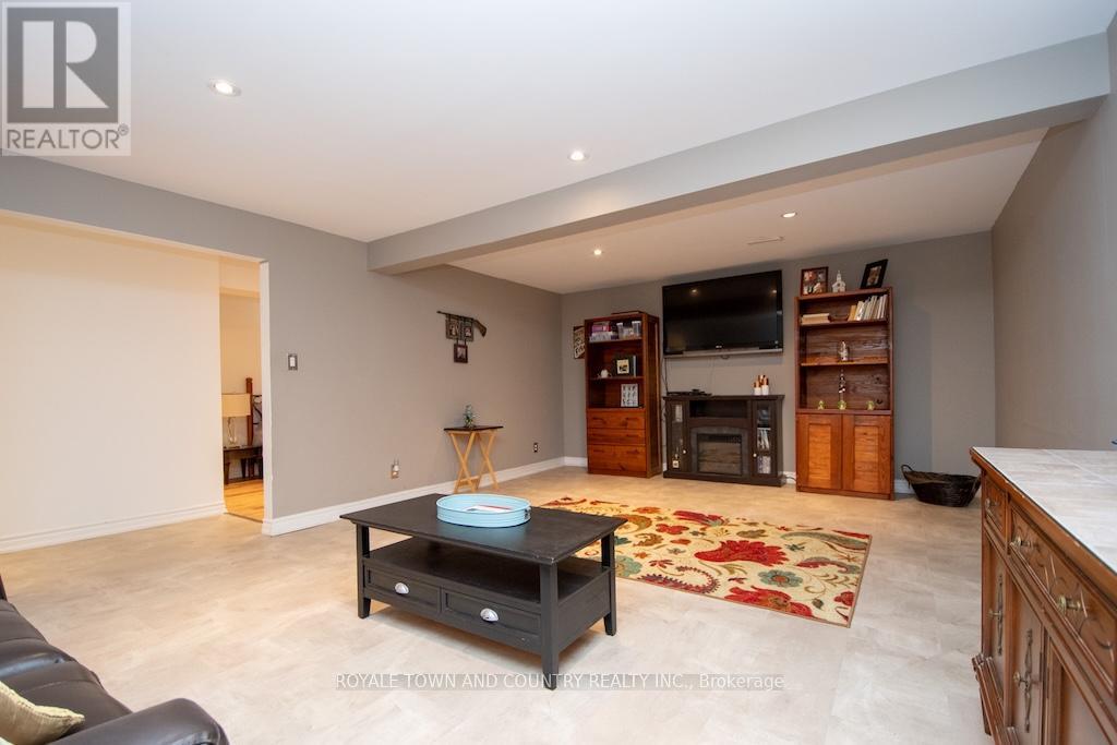 176 Elgin Street, Kawartha Lakes (Lindsay), Ontario  K9V 6B3 - Photo 37 - X12454119