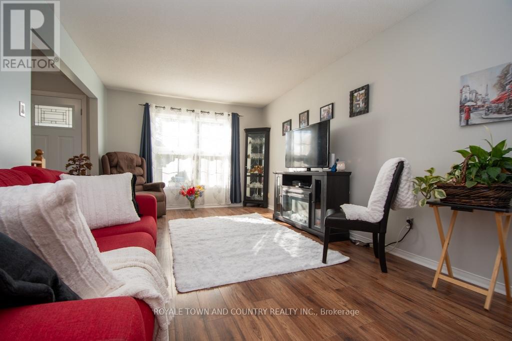 176 Elgin Street, Kawartha Lakes (Lindsay), Ontario  K9V 6B3 - Photo 7 - X12454119