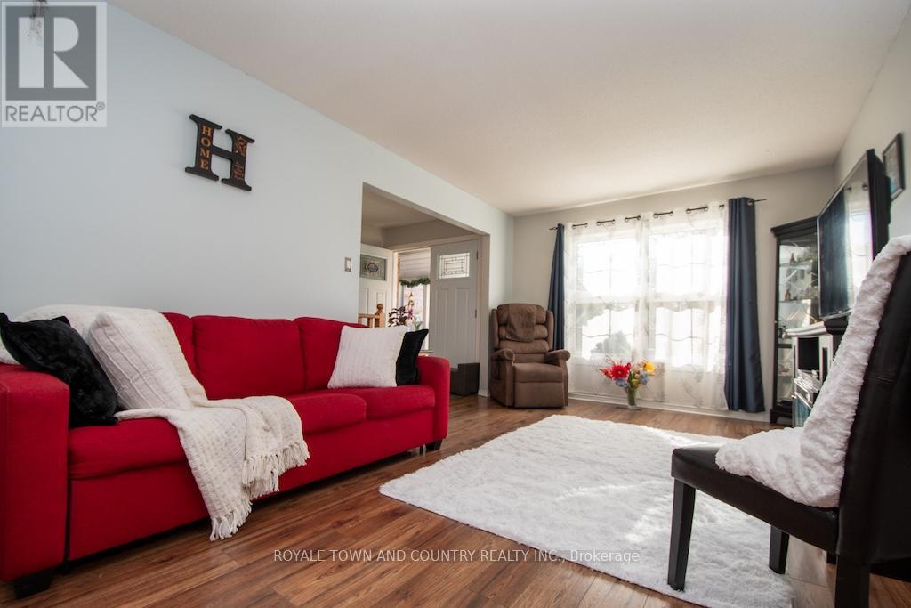 176 Elgin Street, Kawartha Lakes (Lindsay), Ontario  K9V 6B3 - Photo 8 - X12454119