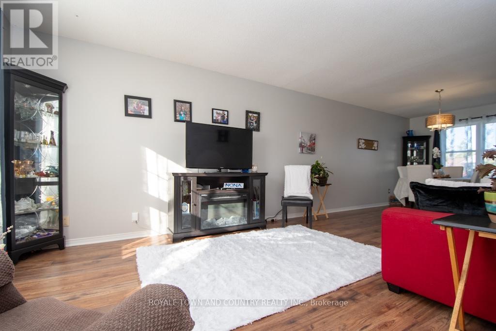 176 Elgin Street, Kawartha Lakes (Lindsay), Ontario  K9V 6B3 - Photo 9 - X12454119