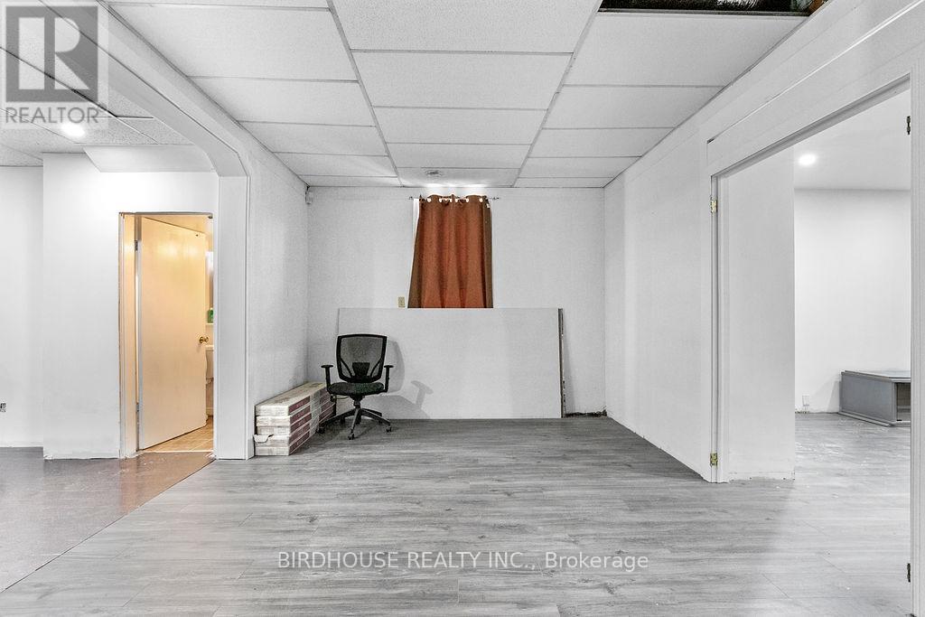 60 Lindsay Street S, Kawartha Lakes (Lindsay), Ontario  K9V 2M2 - Photo 11 - X12454944