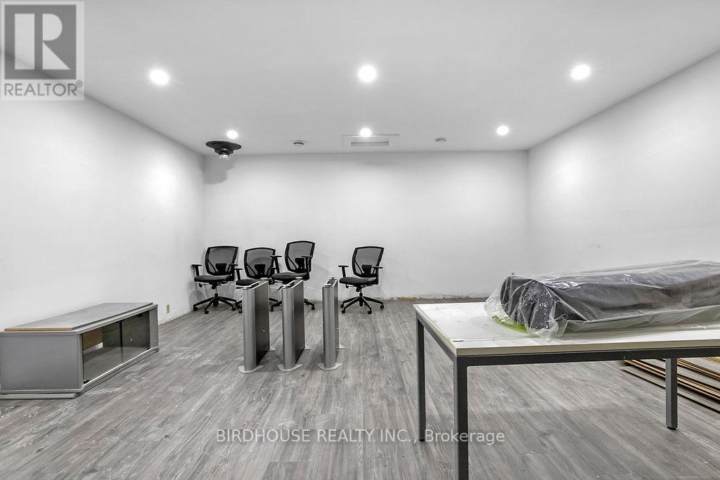 60 Lindsay Street S, Kawartha Lakes (Lindsay), Ontario  K9V 2M2 - Photo 12 - X12454944