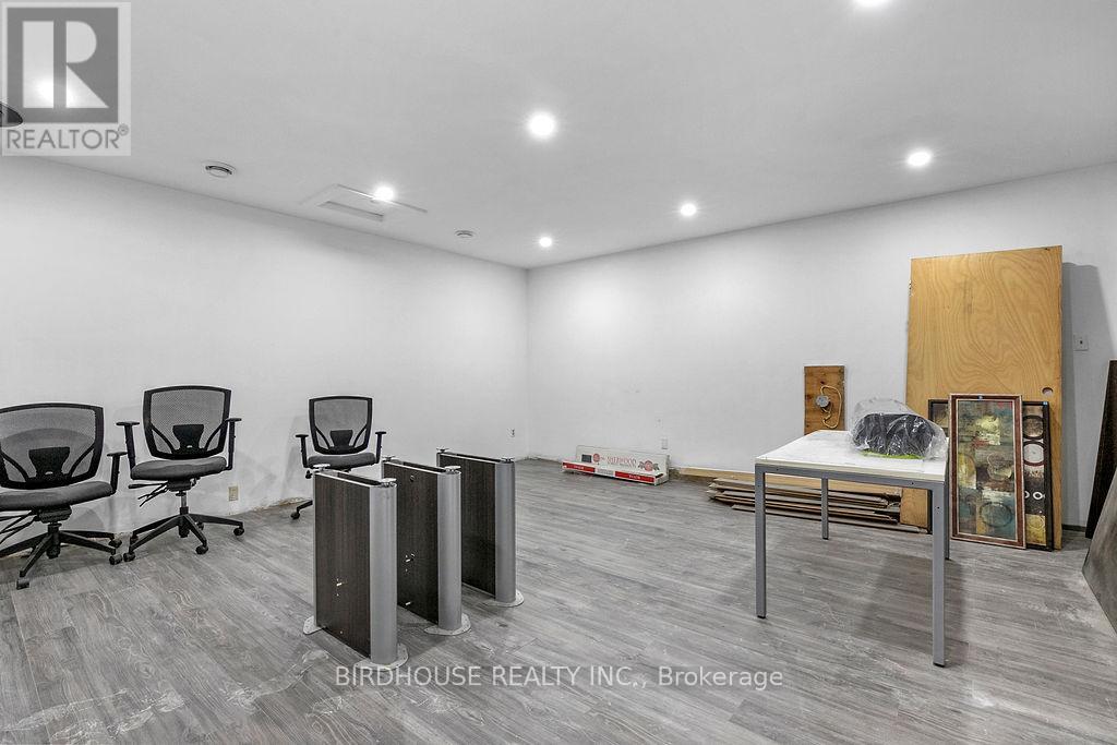 60 Lindsay Street S, Kawartha Lakes (Lindsay), Ontario  K9V 2M2 - Photo 13 - X12454944