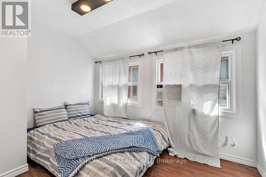 60 Lindsay Street S, Kawartha Lakes (Lindsay), Ontario  K9V 2M2 - Photo 17 - X12454944