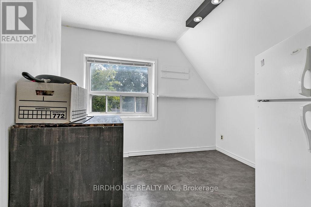 60 Lindsay Street S, Kawartha Lakes (Lindsay), Ontario  K9V 2M2 - Photo 19 - X12454944