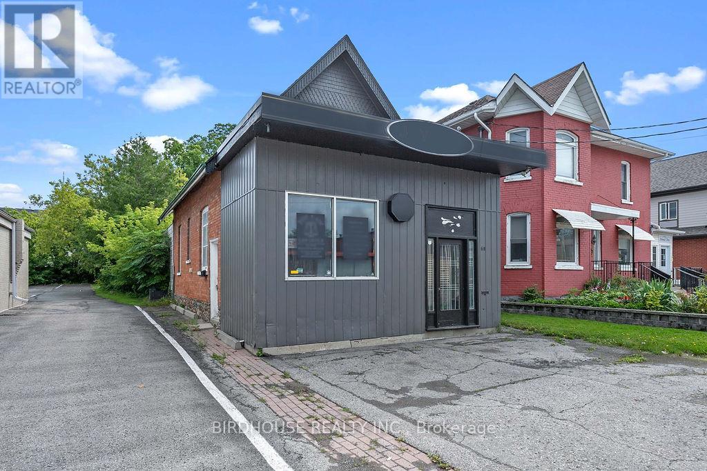 60 Lindsay Street S, Kawartha Lakes (Lindsay), Ontario  K9V 2M2 - Photo 3 - X12454944