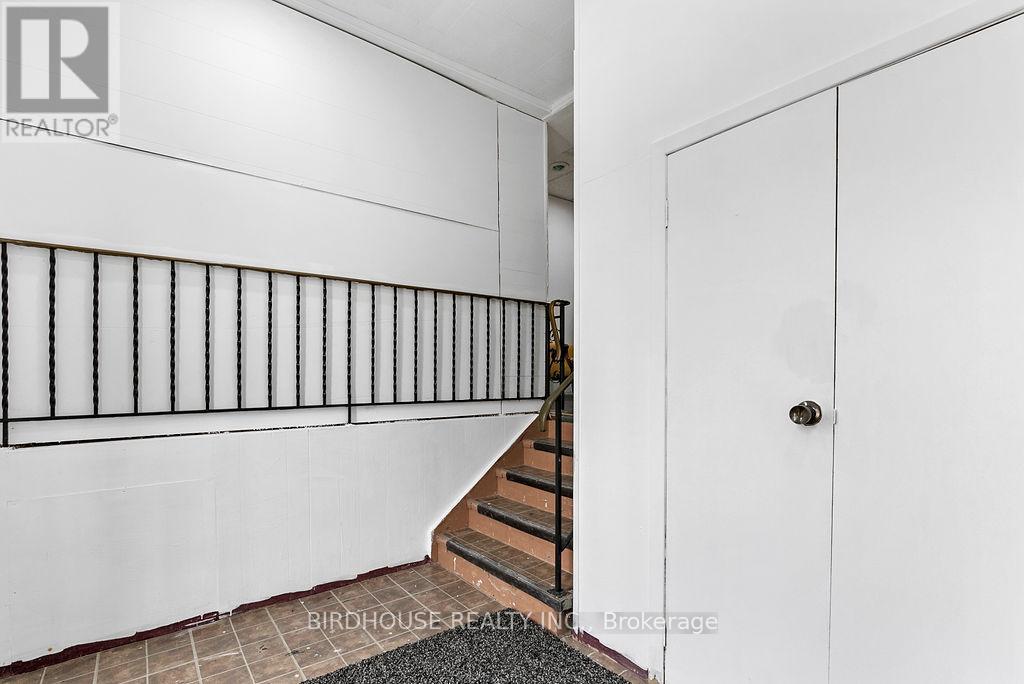 60 Lindsay Street S, Kawartha Lakes (Lindsay), Ontario  K9V 2M2 - Photo 5 - X12454944