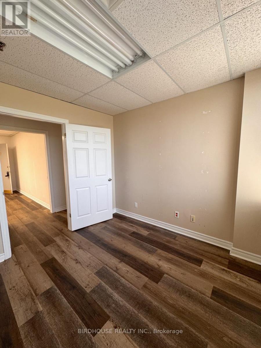 210 - 55 Mary Street W, Kawartha Lakes (Lindsay), Ontario  K9V 2N6 - Photo 5 - X12456557